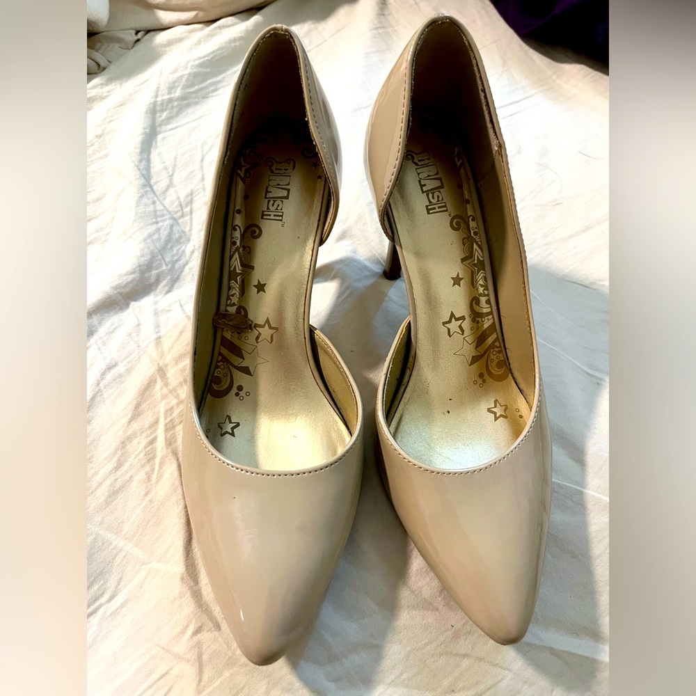 Pointed toe size 8 tan heels, inner side cutout